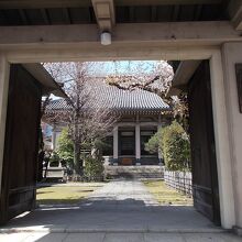 山門からの景観です。