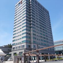 マリオス外観。足元には盛岡駅西口バスターミナルもあります。