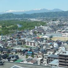 20階の展望室から見た盛岡市街地と八幡平。