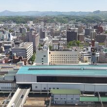 20階の展望室から見た盛岡市街地。手前は盛岡駅。