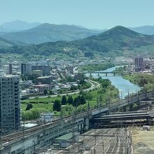 20階の展望室から見た盛岡市街地と雫石川（しずくいしがわ）