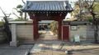 大坊本行寺、照栄院と共に池上三院家の一つで、古来より朱塗りの山門（赤門）を許されています。