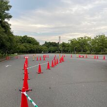駐車場は閉鎖中で、送迎のみ対応していました。