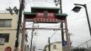 山陽電鉄須磨寺駅を降りたところから始まる商店街。