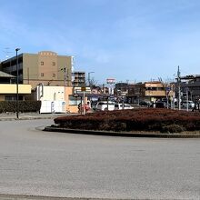 駅前のロータリー（駅舎を背にして）