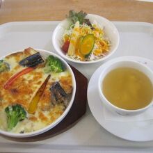 焼きカレーはサラダ・スープ付きで900円。剣淵町産食材使用。