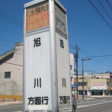 これまでの停留所も路線バス停として現役です