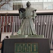 博多口の立派な銅像