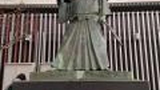 博多口の立派な銅像