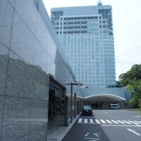 海に面した高いビルになっています。