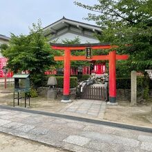 東大門を入ると左手にあります