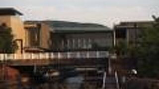 ガラス張りのモダンな建物