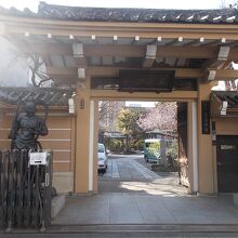 入り口の山門です。