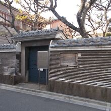 この塀の奥にあります。