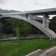 川にかかる大きな橋