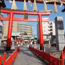 朱色の鳥居が印象的です。