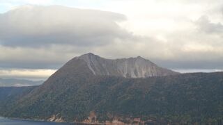 摩周湖の傍らにそびえる。