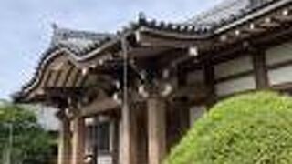 武家屋敷の奥、向かい側にある