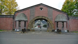 昔のままの赤煉瓦の塀と正門。