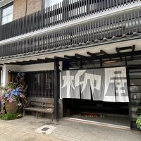 柳屋の暖簾が素敵でどんな旅館かワクワクします。
