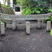 火山灰に埋まった鳥居