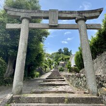 鬼が作った九十九段の石段。