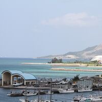 名護湾の海岸線と、遠くには本部町も望めます。