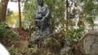 岩にしみ入る蝉の声