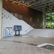 館内に入ると立派なロビー、展示室は2階になります