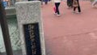 横浜の繁華街の橋