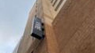 若者の集うビル