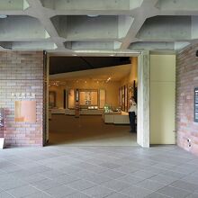 さて展示室です