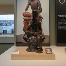 7世紀の「金銅製弥勒菩薩半跏思惟像」や…