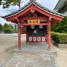 朱色の小さなお堂