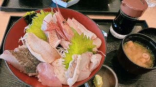 新鮮で脂ののった海鮮丼がおススメ！