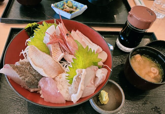 新鮮で脂ののった海鮮丼がおススメ！