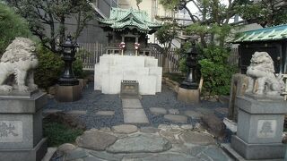 デパートの屋上にいる、商売繁盛の神さま　