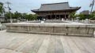 亀の池に架かっています