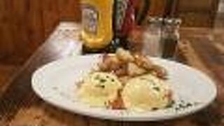 美味しいエッグベネディクトとモカピーカンパイ