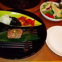 前菜の肉寿司とキムチ、右奥はサラダ