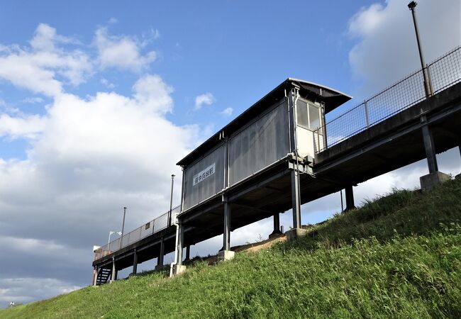 小田川の土手沿いにある無人駅