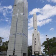 展望台になっているスペースタワーとH-2ロケットの実物大模型
