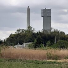 小高い台山公園の上にあり…、