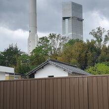 …角田駅方面から徒歩で行くと、民家の合間に見えるのがシュール