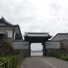 河北門の前に広がっている