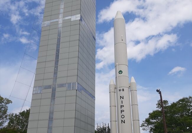 民家の合間に見えて来るH-2ロケットの実物大模型とスペースタワーがシュール