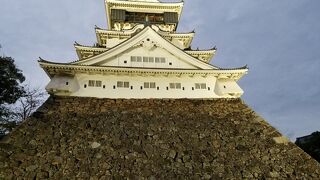 大きな台形の形の石垣に天守が乗る