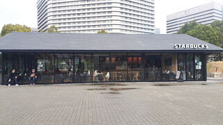 噴水側は休憩に便利