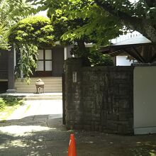 雑司が谷七福神の赤いのぼりがはためく。