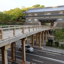 お堀通りをまたぎます